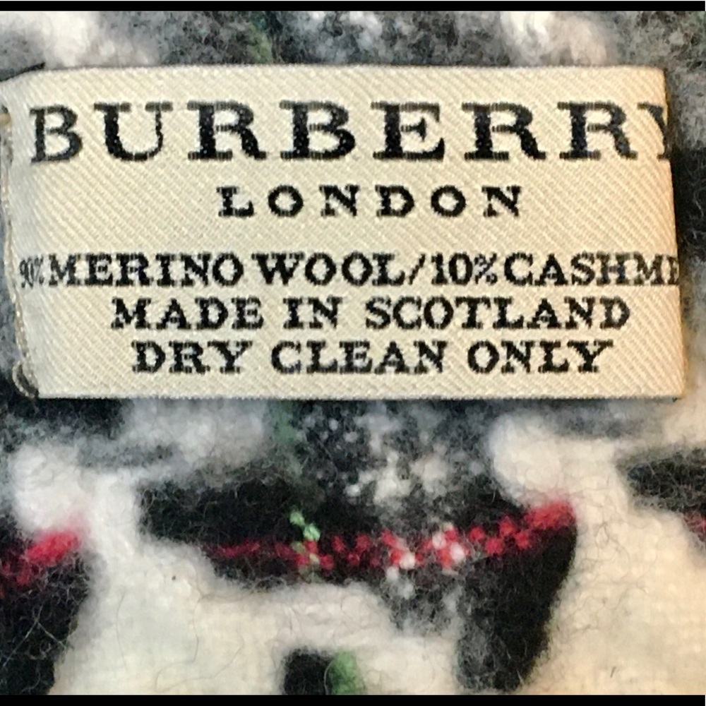 NWOT Burberry scarf with 6x6 pockets for your hands